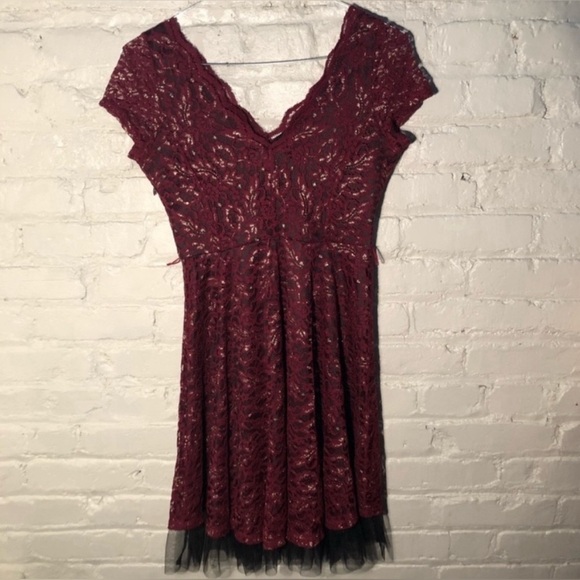 ModCloth - Red And Gold lace dress - Size Medium - Picture 4 of 8